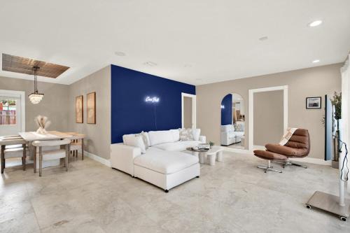 Riverside Park House | HUGE Outdoor soccer 4BR HEATED Pool house near Las Olas