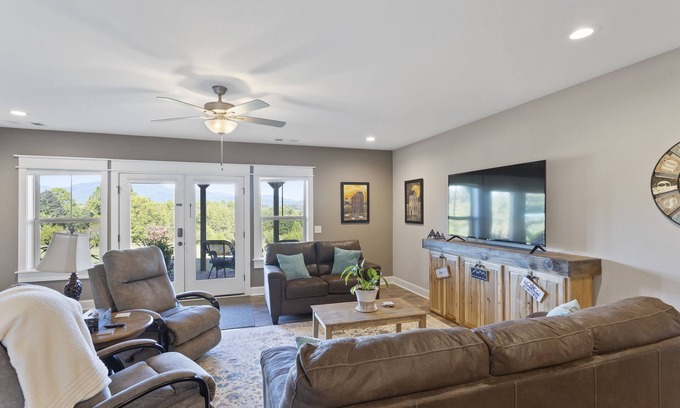 Landrum House | Huge Panoramic Mountain View, KING Bed, Office, Relaxing