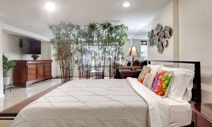 Old Town West Apartment | Huge Studio/Temp Control Mattress/Free Parking