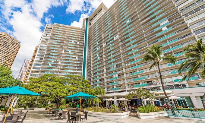 Waikiki Apartment | Huge Studio Unit with Ocean View #1624