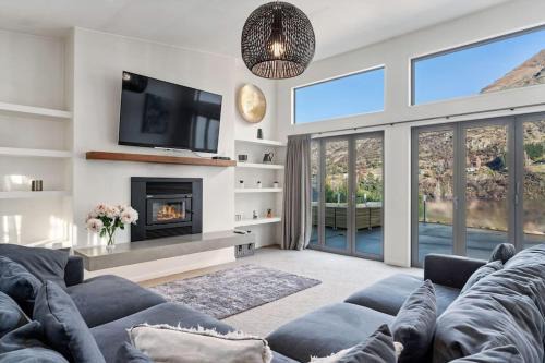 Arthur's Point House | Huge & Stylish on Shotover 4 Bedrooms