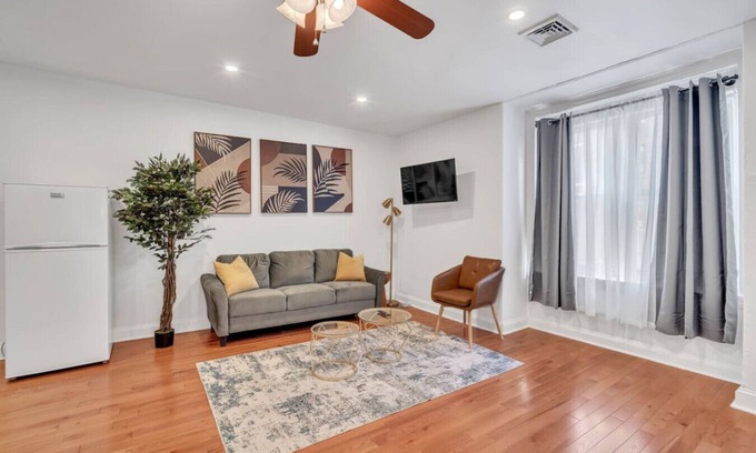 Center City West Apartment | Huge & Sunny 1/1 in Center City