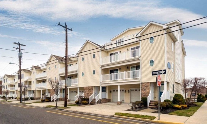 Wildwood House | HUGE TOWNHOME Sleeps 11+ (PET FRIENDLY) - ONLY 2 Blocks from Everything