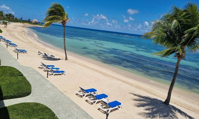 Colliers Bay Apartment | Huge Two Bedroom Beachfront Penthouse Condo - Sleeps 6