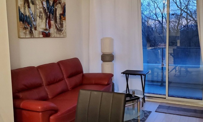Humber Bay Condo | Humberbay Park! Airport, Downtown Toronto! Condominium, pool, parking n Clean!