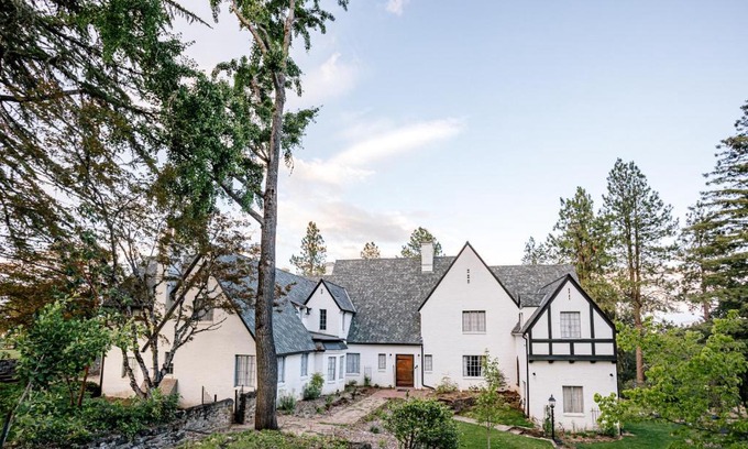 Medford Bed & Breakfast | Hummingbird Estate