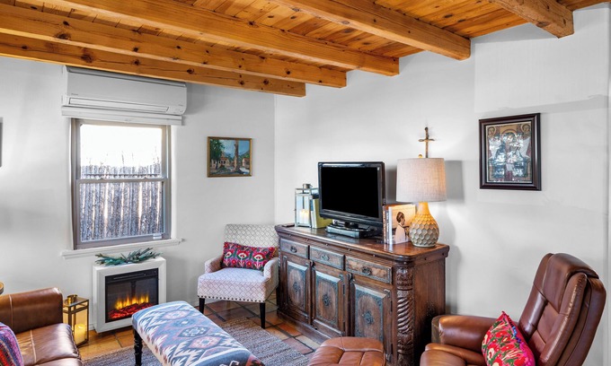 Southside House | Hummingbird House, 3BD/2BA Charmer, Firepit, Patio