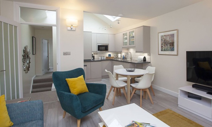 Bath House | Hummingbird House - Contemporary, Central Mews House - with parking