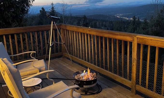Woodland Park House | Hummingbird Point is a spacious mountainside house in Woodland Park Colorado