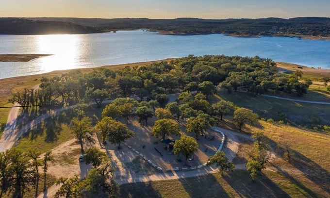 Point Venture House | Hunt Hideaway, charming Lakehouse! Golf Course, Lake Access, Pool, Gym, & more!