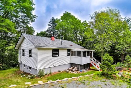 Hunter House | Hunter Hideaway with Hot Tub