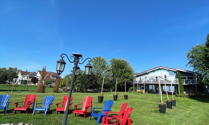 Ashfield-Colborne-Wawanosh Cottage | Huron waterfront cottage 8bed/4bath 20+guests/Hotub/2pets/outshower/Pool/beach.