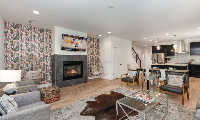 Talbot's Corner House | Hurst House - 4 Stylish Homes - Mins to Germantown