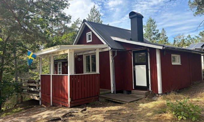 Hogsby Municipality House | Hus Sinnermåla - Forest cabin by the lake in Småland for nature lovers & anglers