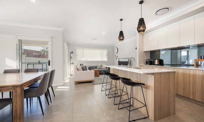 Central Mudgee House | Huxley House Central Mudgee Retreat with Backyard