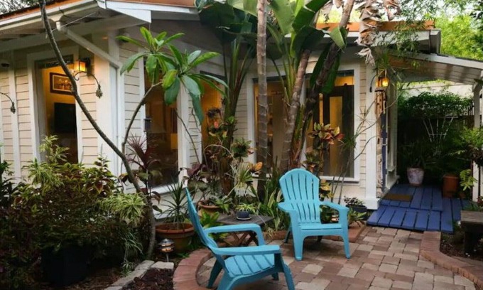 Bayshore Gardens Cottage | Hyde Park garden cottage steps from Bayshore/Soho
