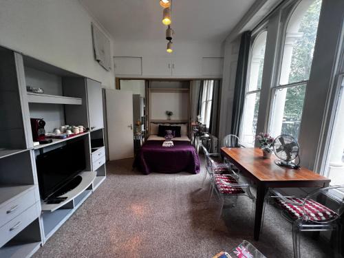 Lancaster Gate Apartment | Hyde Park Studio Has Private Balcony With Tranquil Garden View