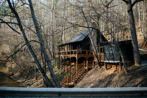 Cashes Valley House | Hygge Hollow Cabin on Fightingtown Creek in Blue Ridge, GA