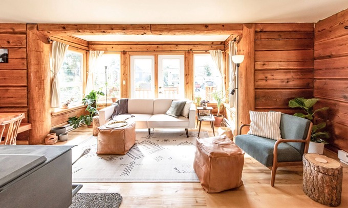 Golden Bed & Breakfast | Hygge Log Home Downtown with Great Mountain Access