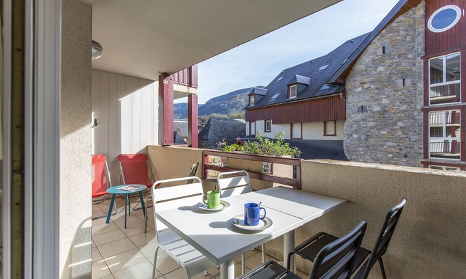 Saint-Lary-Soulan Apartment | Hypercentre, 4 persons, bed linen included, fibre, balcony, garage, clean, 3*.