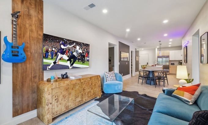 Sobro House | Hyve - Harmony Strum - Walk to Broadway - Pool & Gym