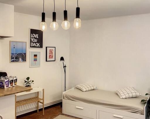 Carmes Apartment | IBIZA -Sublime studio Place de la Trinité- Netflix