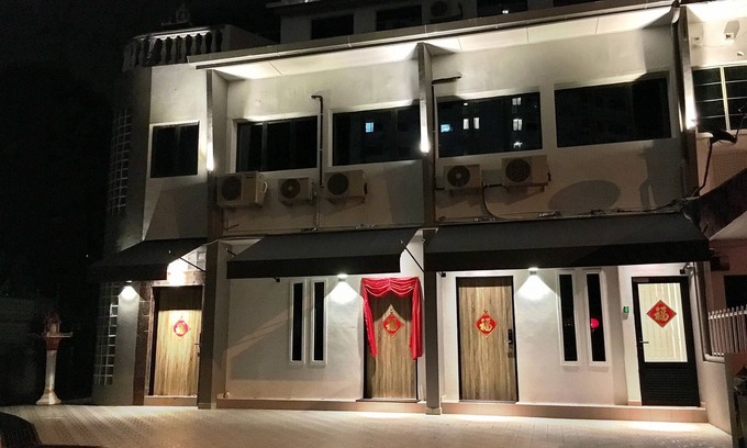 Downtown George Town House | iBook4 Deluxe 2 Bedroom Gurney Suite by iBook Homestay