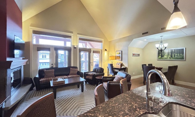 Cougar Creek Apartment | Iconic 900sq penthouse 1BD/1BTH MT view pool/tub