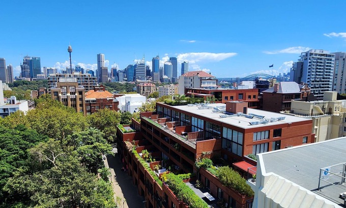 Potts Point Apartment | Iconic 'Gazebo' Building with Harbour Views