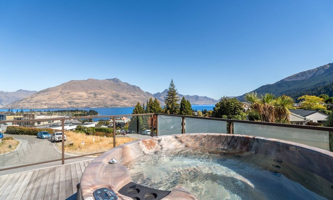 Queenstown City Centre House | Iconic Queenstown Views, Hot Tub, Walk To Town