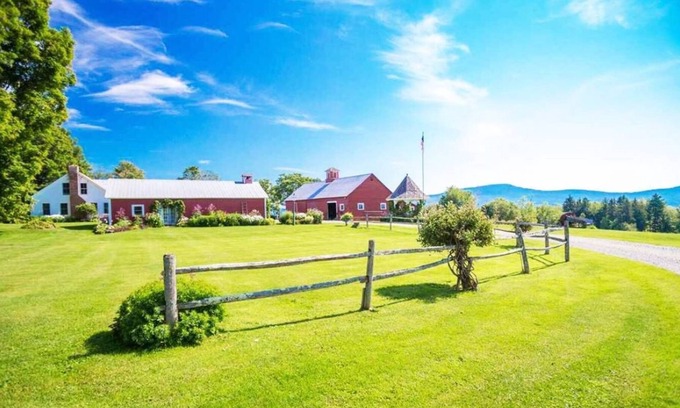 Morrisville House | Iconic Stowe Mountain Farm, 88 acres! 6min to Downtown Stowe, 8min to Mt Road.