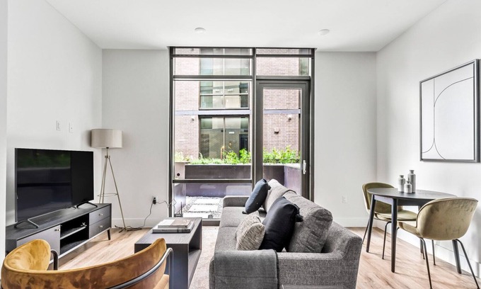 Bouldin Apartment | Ideal Bouldin Creek Studio w/Gym, Pool, W/D by Blueground