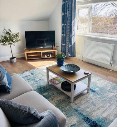 Wakefield Apartment | Ideal Contractor and Family Friendly 2-Bed Apartment Quiet and Spacious with fast WiFi and Large Screen Smart TVn