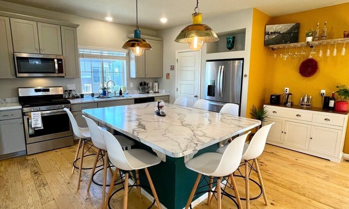 Commerce City House | Ideal for both professionals and families, the Denver Chile House offers a fully furnished residence featuring four (4) welcoming bedrooms, a dedicated workspace for remote professionals, and a spacious kitchen table for quality family time.