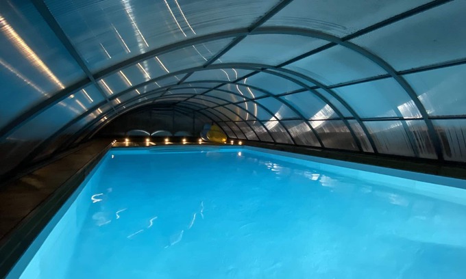 Vessey House | Ideal for families - gite for 6/12 people, collective covered/heated swimming pool, sauna