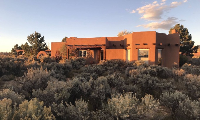 El Prado House | Ideal Location for Skiing, shopping, hiking, music, food and fun!
