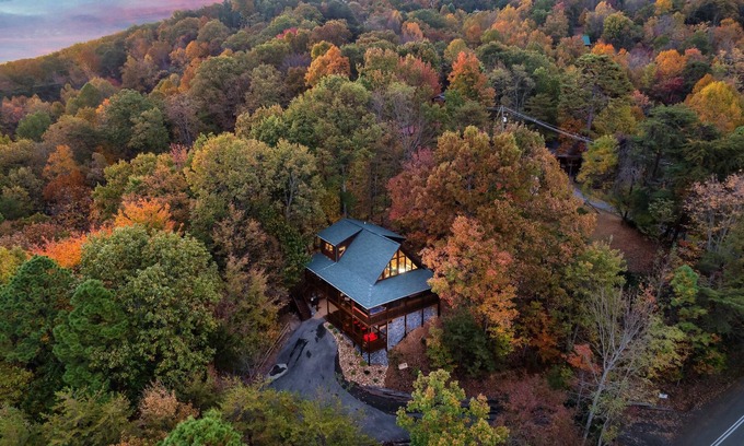 Gatlinburg - Pigeon Forge Cabin | * Ideal location * Gameroom * Mountain Views *
