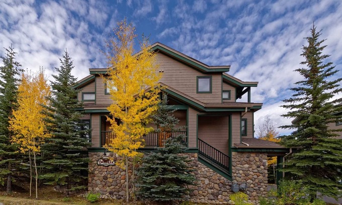 Breckenridge Condo | IDEAL LOCATION: Ski-In Townhome. Short Walk to Gondola & Main St., Hot Tub. W/D
