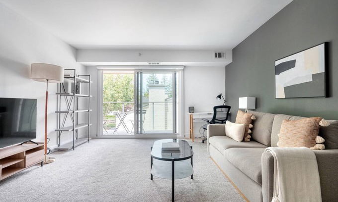 Sharon Heights Apartment | Ideal Menlo Park 1BR w/Gym & Spa, nr Farmer's Markets, by Blueground