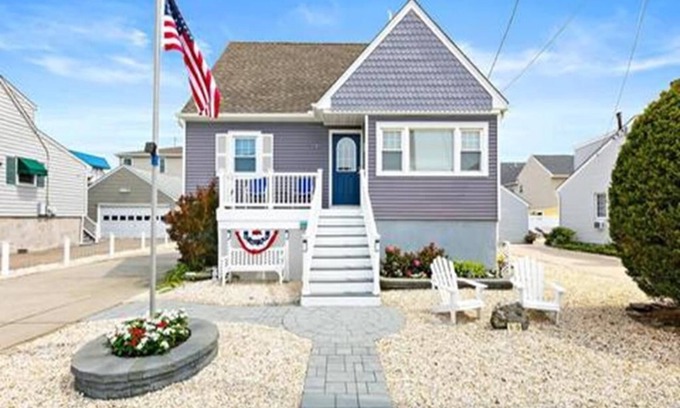Beach Haven Gardens House | IDEAL VACATION SPOT! CLOSE TO THE BEACH AND EVERYTHING ELSE!