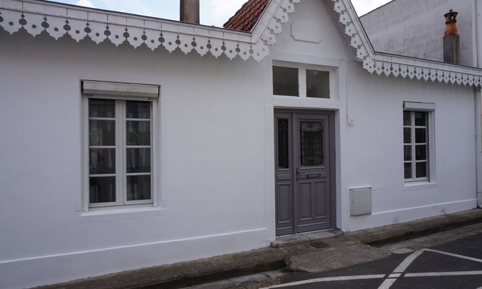 Quartier du Casino House | Ideally located, less than 100 m from the beach, shops and market.