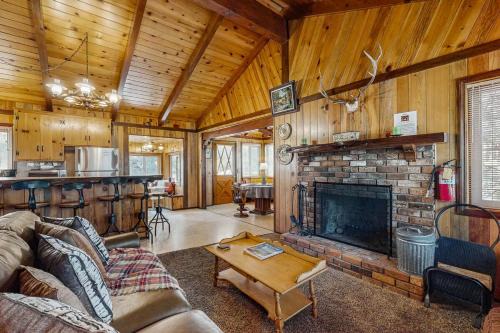 Fawnskin House | Idle Ours Cabin ~ Rustic and Cozy Cabin with Fireplace & Private BBQ - Walk to Big Bear Lake