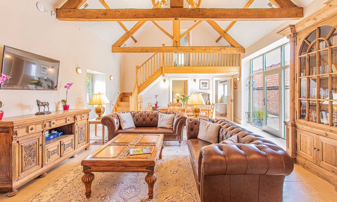 Chippenham House | Idyllic Cotswold Barn with Stunning Views, Designer-Chefs kitchen & Hot Tub Hire