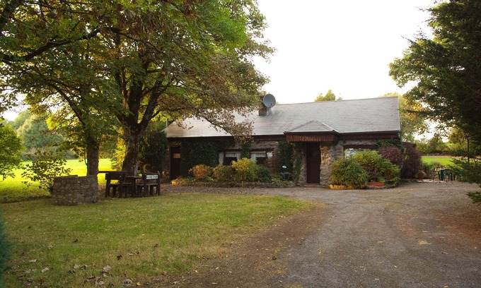Jamestown House | Idyllic cottage with its own rowing boat directly at the Shannon
