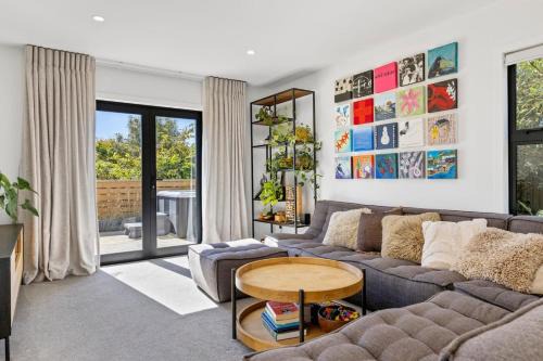 Taupo House | Idyllic Getaway - modern and stylish with private spa