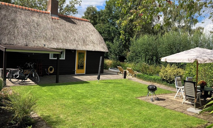 Zuideinde Cottage | Idyllic house with spacious garden next to canal, boat rent is possible (extra)