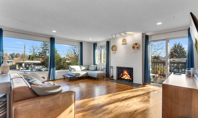 SeaTac House | Idyllic Retreat Lakefront Home near SeaTac Airport