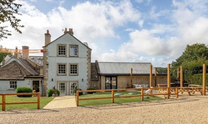 Petty France House | Idyllic Rural Retreat With Indoor Pool and Hot Tub