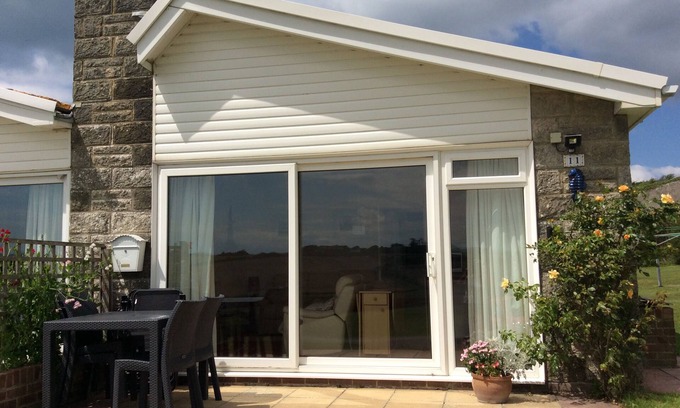 Freshwater House | Idyllic Seaside 2bed bungalownBeautiful views Free Wi-FinDiscount ferry crossing