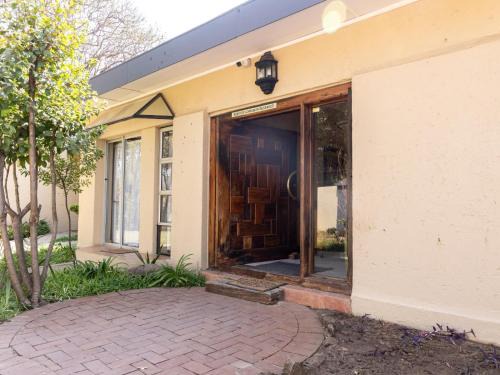 Mahikeng House | Ikhutse Manor Guesthouse